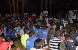 los-jovenes-escuchan-a-la-ministra-de-educacion-marta-lafuente-durante-el-campamento-en-el-parque-cerro-cora-en-amambay--201513000000-1301258.jpg
