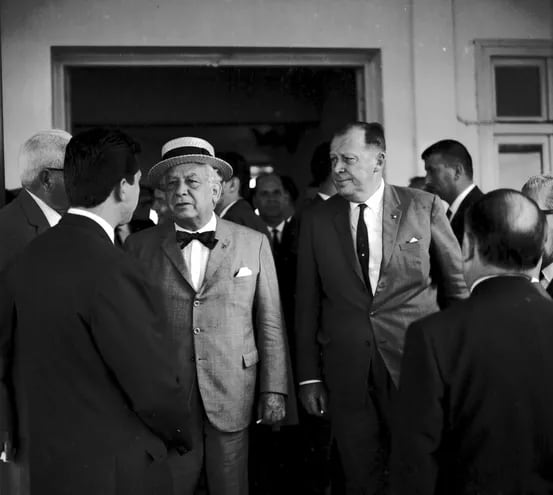 Eduardo Víctor Haedo, de sombrero, durante su visita a Asunción en 1968. Lo acompaña el dictador Alfredo Stroessner.
