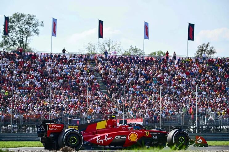 Carlos Sainz se adjudicó ayer por 13 milésimas la “pole”, con el SF-23 de Ferrari, sobre Verstappen.