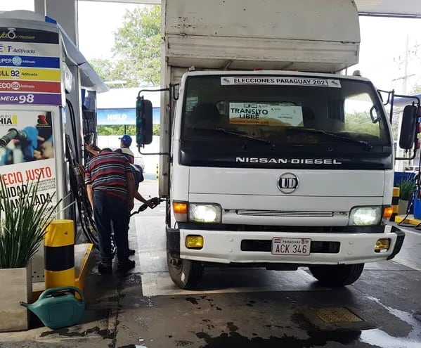 Camiones del TSJE, cargando combustible en una de las gasolineras de Apesa.