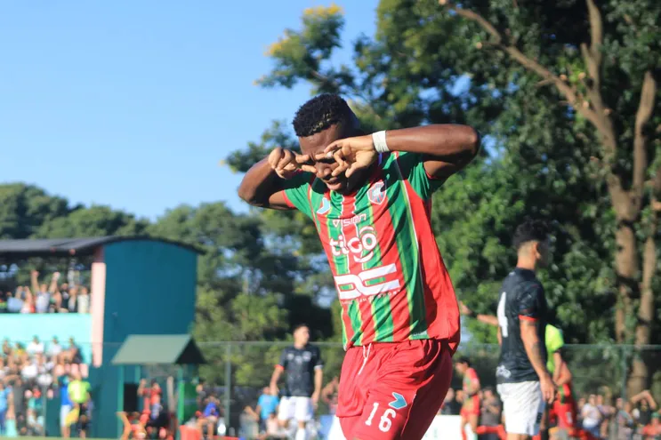 El delantero Anselem Onyenze abrió el marcador ayer en el triunfo de Atlético Tembetary sobre Presidente Hayes. (Foto: APF)
