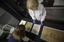Arqueólogos hallaron en Israel fragmentos de una biblia de unos 2.000 años de antigüedad.