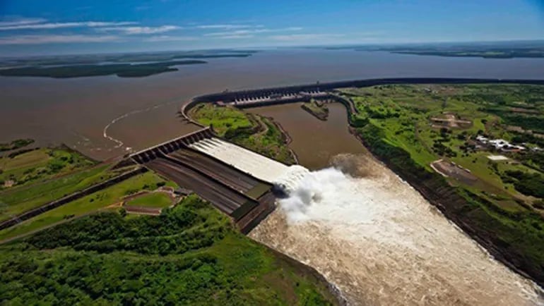 Bajo el colosal embalse del complejo hidroeléctrico Itaipú yace no solo los Saltos del Guairá, sino también los derechos conculcados de 38 comunidades Ava Guaraní paranaeneses, cuyos representantes persisten en sus reclamos.
