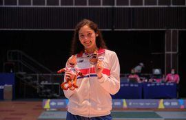 La esgrimista Montserrat Viveros sumó la última medalla paraguaya, con bronce en espada individual, el sábado.
