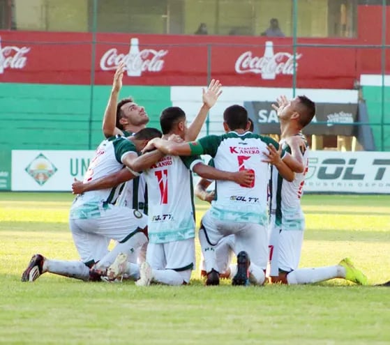 El festejo del tercer gol de Rubio Ñu en la victoria de ayer sobre San Lorenzo 3-2, en Trinidad.