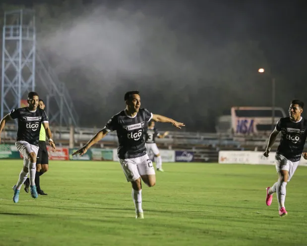 Diego Gómez, de Libertad, celebra su gol ante Guaireña en el Parque del Guairá.
