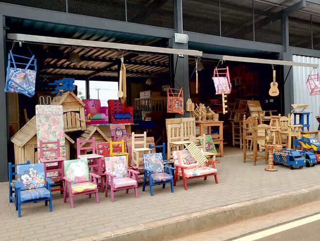 Muebleros amenazan con cerrar Ruta PY02 - Economía - ABC Color
