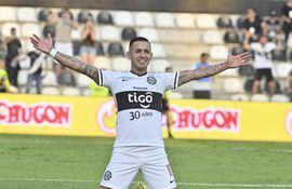Derlis González festeja el segundo tanto de Olimpia contra Cerro Porteño por la sexta fecha del torneo Clausura 2022 del fútbol paraguayo.