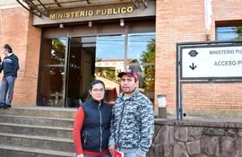 Paola Espínola junto a su pareja, tras realizar la denuncia por negligencia ante el Ministerio Público.