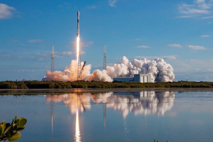 El Falcon 9 que transporta a los satélites para internet de alta velocidad.