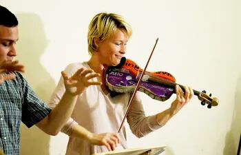 la-violinista-dua-zadory-en-uno-de-los-ensayos-con-un-violin-reciclado--195933000000-1828599.jpg