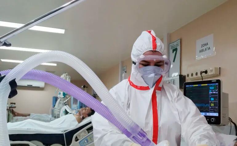 Una doctora trabajando en la unidad de terapia intensiva del hospital regional de Coronel Oviedo.