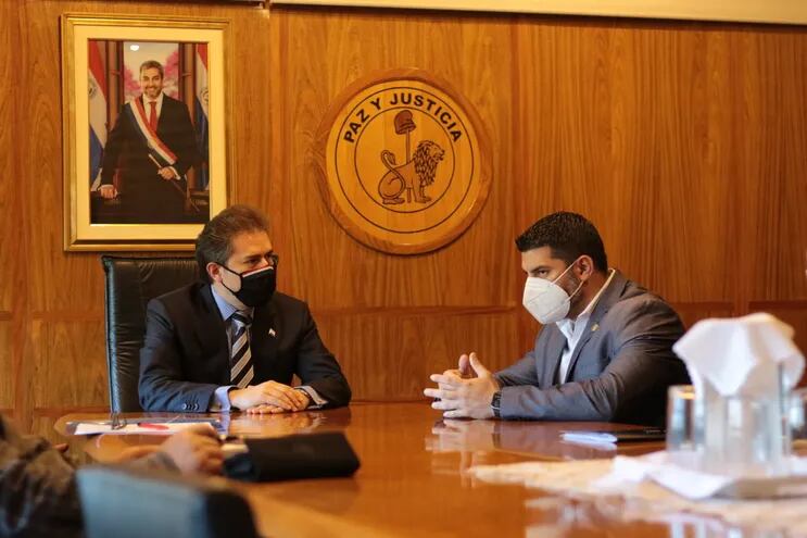 Luis Alberto Castiglioni, ministro de Industria y Comercio (MIC), recibió en su despacho al intendente de Asunción Óscar Rodríguez, y al equipo técnico de la Municipalidad de la Capital.