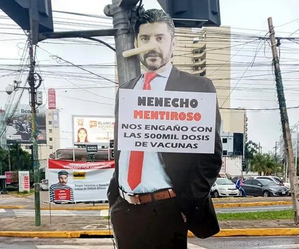 Escrache hecho al intendente Óscar Rodríguez en el mes de junio pasado sobre calles de Asunción.