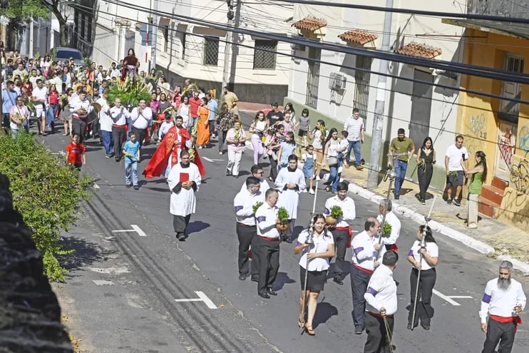 Gran concurrencia en procesión desde la Plaza Italia hasta  la Parroquia Nuestra Señora de la Encarnación.