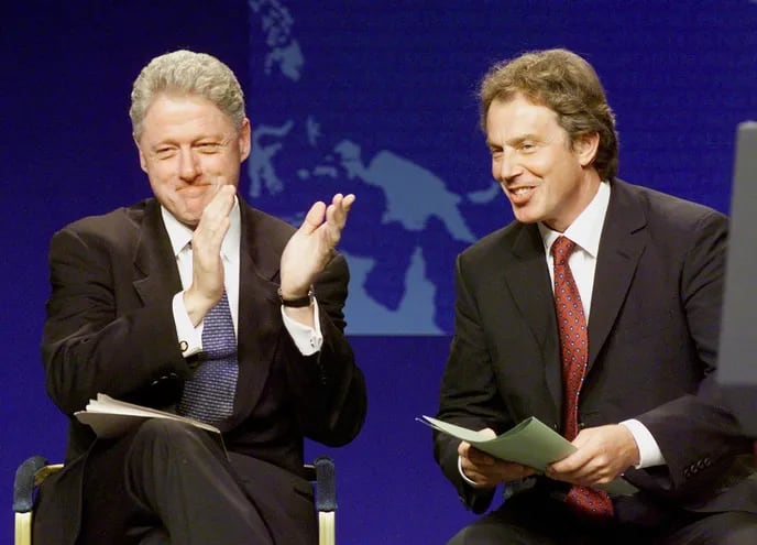 El expresidente de EE.UU., Bill Clinton (i) y el exprimer ministro británico, Tony Blair. (archivo, AFP)