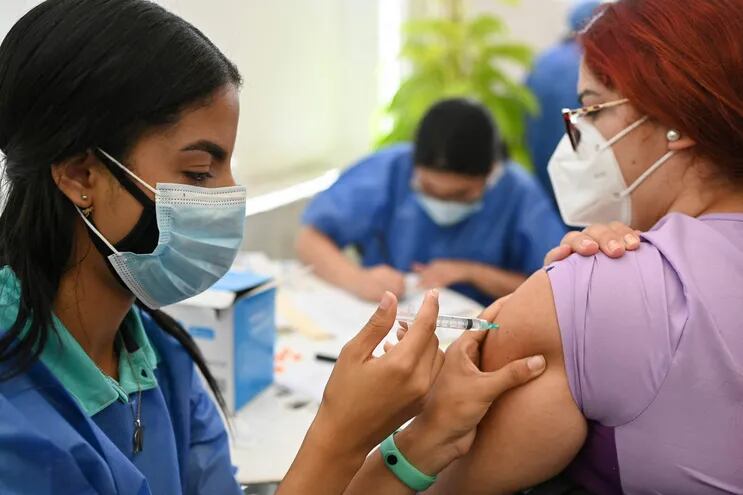 Una trabajadora médica recibe su primera dosis de la vacuna Coronavac en un centro de inmunización en Caracas, Venezuela, este viernes.