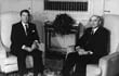 Mayo de 2005. El presidente de EE.UU., Ronald Reagan (i) y el líder de la Unión Soviética, Mijail Gorbachov (d) en Geneva. (EFE/EPA/STR)