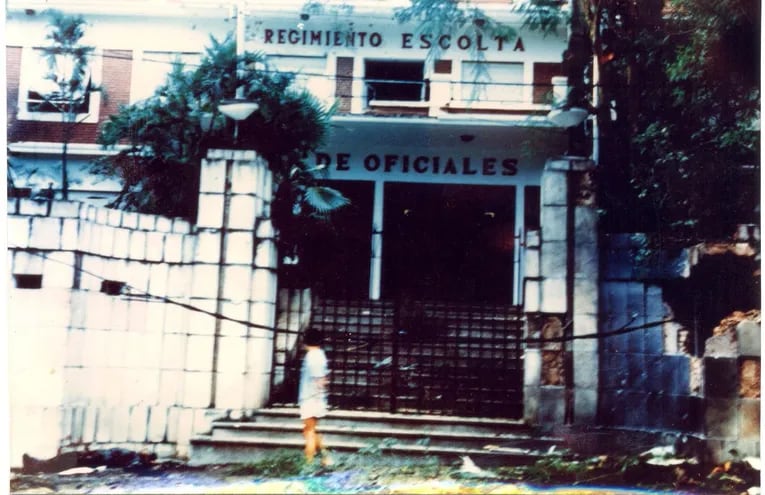 Una persona observa los daños en la fachada del Regimiento Escolta, luego de los combates de la noche y madrugada del 2 y 3 de febrero de 1989.