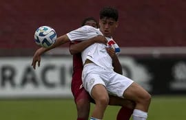 Giovanny Sequera (i) de Venezuela disputa el balón con David Fernandez (d) de Paraguay hoy, durante un partido del Campeonato Sudamericano sub-17 entre las selecciones de Venezuela y Paraguay en el estadio Rodrigo Paz en Quito (Ecuador).