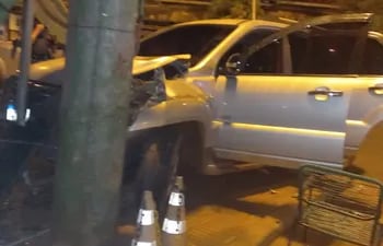 La camioneta de Celso Miranda fue a embestir contra una columna tras arrollar a un cambista.