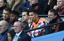 Cristiano Ronaldo, en el banco de suplentes del Manchester United durante el derbi ante Manchester City.