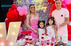 Hermosa familia. La cumpleañera Karimi Chávez junto a su marido Derlis González y sus pequeñas Karimi Eliane e Isabella.