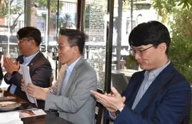 Kim Jiman, agregado político y económico de la embajada de Corea en Paraguay; Yoon Chan-sik, embajador y 
Kang Myung Jae, director de Kotra.