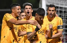 Los jugadores de Guaraní festejan un gol en el partido contra Guaireña por los octavos de final de la Copa Paraguay 2023.