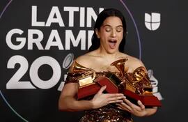 Rosalía, con los premios al Álbum del Año, al Mejor Paquete de Grabación y al Mejor Álbum de Música Alternativa, posa en la sala de prensa durante la ceremonia de la 23ª edición de los Premios Grammy Latinos en Las Vegas, Estados Unidos, el 22 de noviembre.