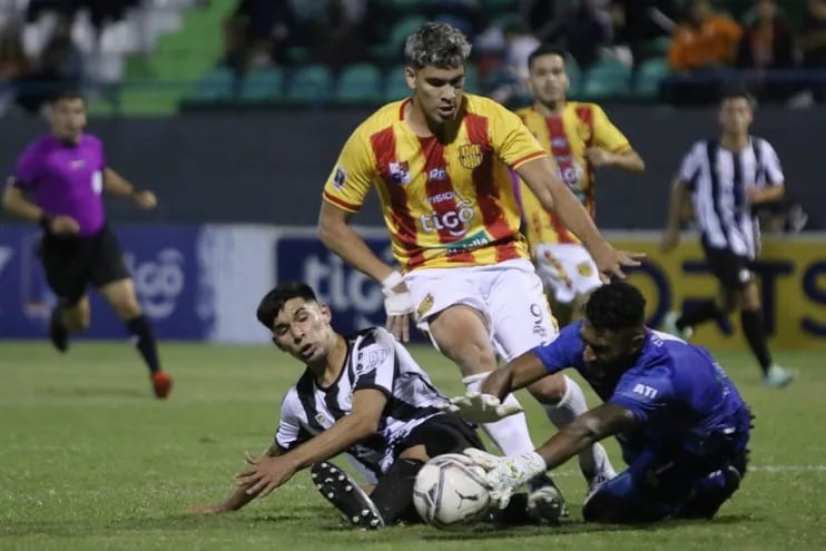 El delantero de Sport Colombia, Augusto Ruiz Díaz busca filtrarse entre el portero Carlos Carmo y el lateral Cristhian Pavón. (Foto: APF)