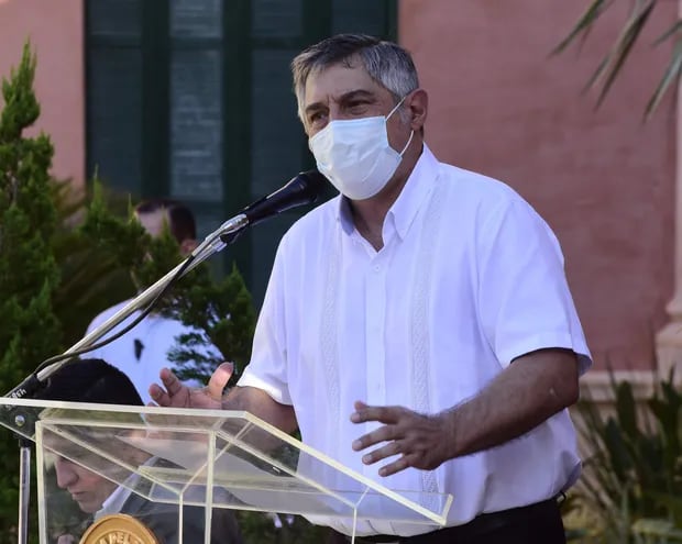 El ministro de Educación, Luis Ramírez, durante su discurso esta mañana en el Palacio de López, donde presentaron el proyecto "Hambre cero" en las escuelas.