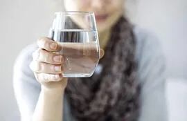 Es importante el consumo de agua, que debe ser igual en todas las épocas del año. Se debe ingerir abundante agua y no esperar a tener sed para hidratar el organismo.