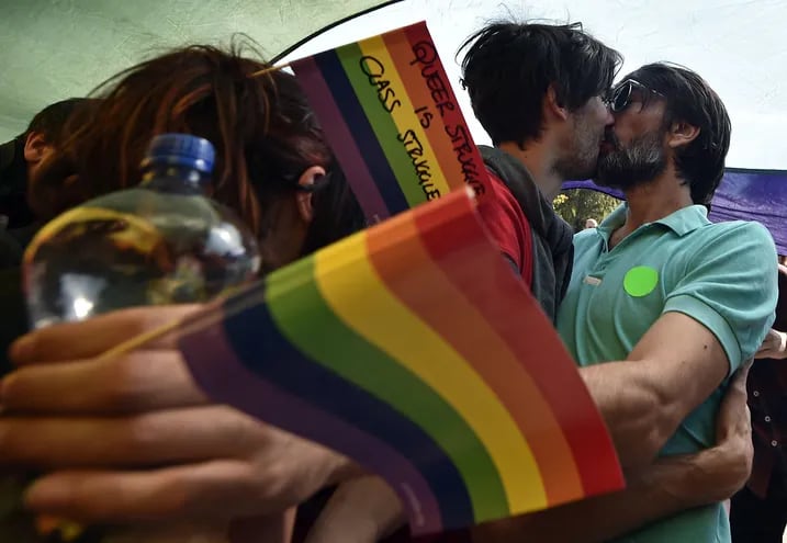Una pareja de hombres se besa durante un desfile en Belgrado.