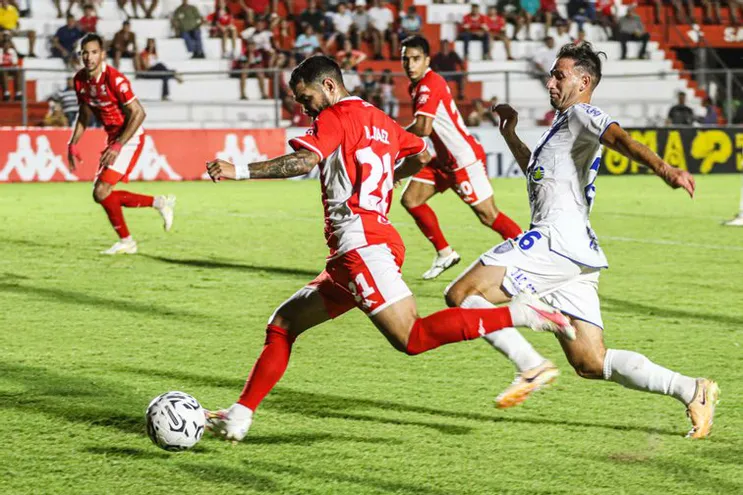 Ronaldo Báez (i), futbolista de General Caballero de Juan León Mallorquín, domina el balón en un partido frente a Sportivo Ameliano por la tercera fecha del torneo Apertura 2024 del fútbol paraguayo en el estadio Ka'arendy, en Juan León Mallorquín.