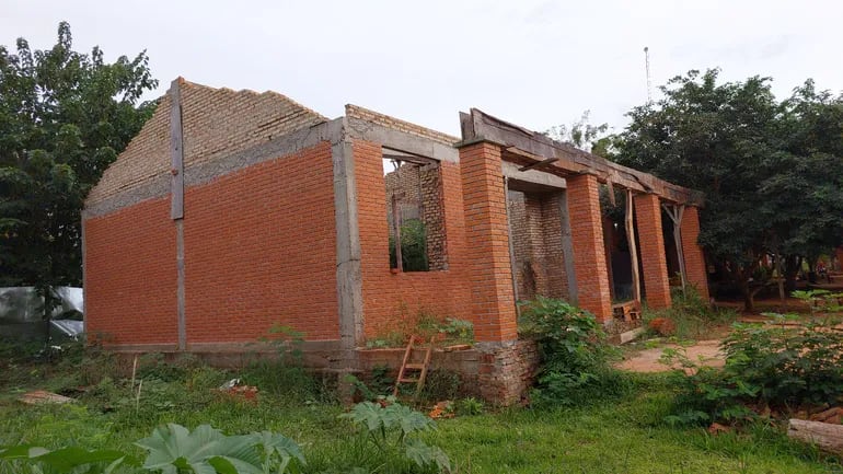 Aula inconclusa abandonada hace casi tres años por el MEC en el cuarto encuadre de la localidad de Maracaná, Canindeyú.