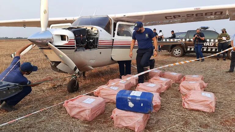 La narcoavioneta y los paquetes de cocaína incautados esta tarde en un sojal de Yguazú.