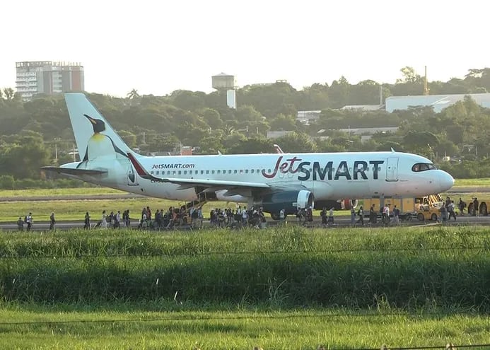 El avión de la aerolínea JetSmart cuyo despegue fue parado ayer por la supuesta amenaza de bomba.