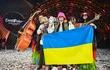 Miembros de la banda ucraniana Kalush Orchestra festejan su triunfo en Eurovisión, el pasado sábado en Turín, Italia.