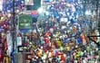 Personas caminan en un mercado popular de Allahabad, India. La población mundial se aproxima a las 8 mil millones de personas. (AFP)