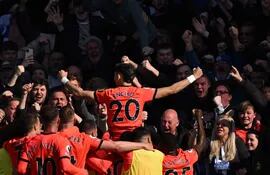 Julio Enciso (20) celebra el tanto que convirtió contra el Chelsea por la jornada 31 de la Premier League en el estadio Stamford Bridge de Londres, Inglaterra.