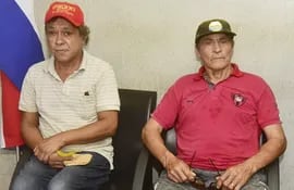 Don Celestino Talavera (derecha) llegó hoy a la redacción de ABC, en compañía de su vecino Félix Mareco Páez (izquierda), para hacer público la necesidad que tiene de percibir la pensión alimentaria.