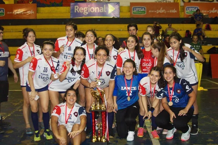 El equipo de Cerro Porteño fue campeón del Nacional de Clubes U16 en Encarnación, en la rama femenina.
