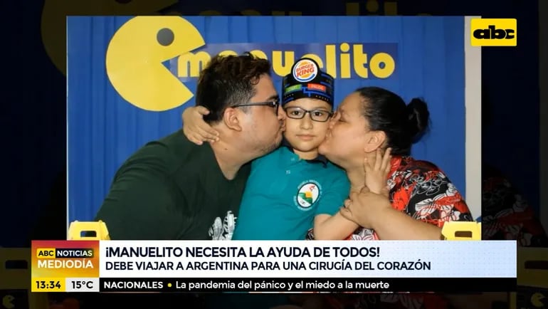 Manuelito, en una foto con su papá (ya fallecido) y su mamá, Jenni­fer Salinas.