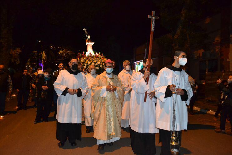 El obispo de Misiones y Ñeembucú, monseñor Pedro Collar Noguera presidió la misa y encabezó la procesión en honor a San Juan Bautista.