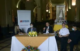 El intendente de Asunción, Óscar Rodríguez (2° izq.), y monseñor Edmundo Valenzuela, arzobispo metropolitano (con micrófono), dieron una conferencia ayer.