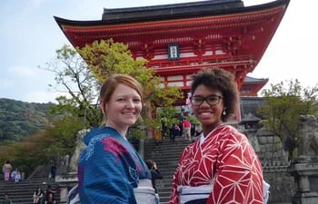 las-turistas-francesas-anne-crouzet-i-y-laetitia-paseri-posan-con-sus-kimonos-de-alquiler-frente-al-templo-kiyomizu-en-kyoto--130408000000-1646315.jpg