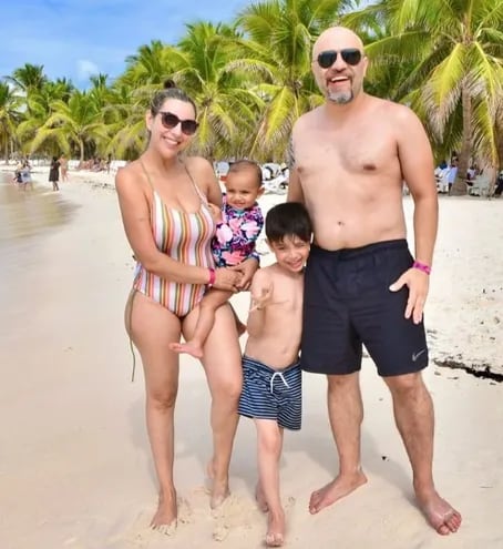 Vacaciones a pura familia. Letizia Villagra y Jaime Zacher con sus peques Frida y Esteban en Punta Cana.