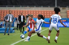 La paraguaya Ramona Martínez ensaya un pase de costado ante la marca de dos rivales panameñas. La jugadora de Palmeiras se queda sin Mundial y es una de las tantas del fracaso.