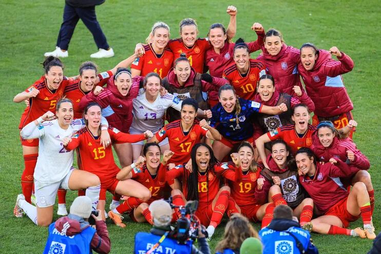 Jugadoras de la selección española festejan el triunfo y la clasificación a semifinales tras vencer a Países Bajos.